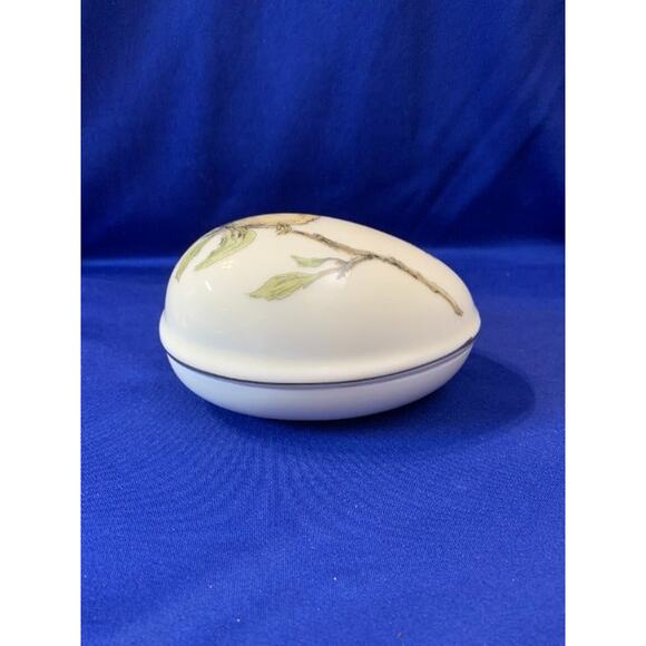 Porcelain Egg Shape Trinket box with Baby Bird and Butterfly 1977 Mary Mugs - Picture 2 of 8